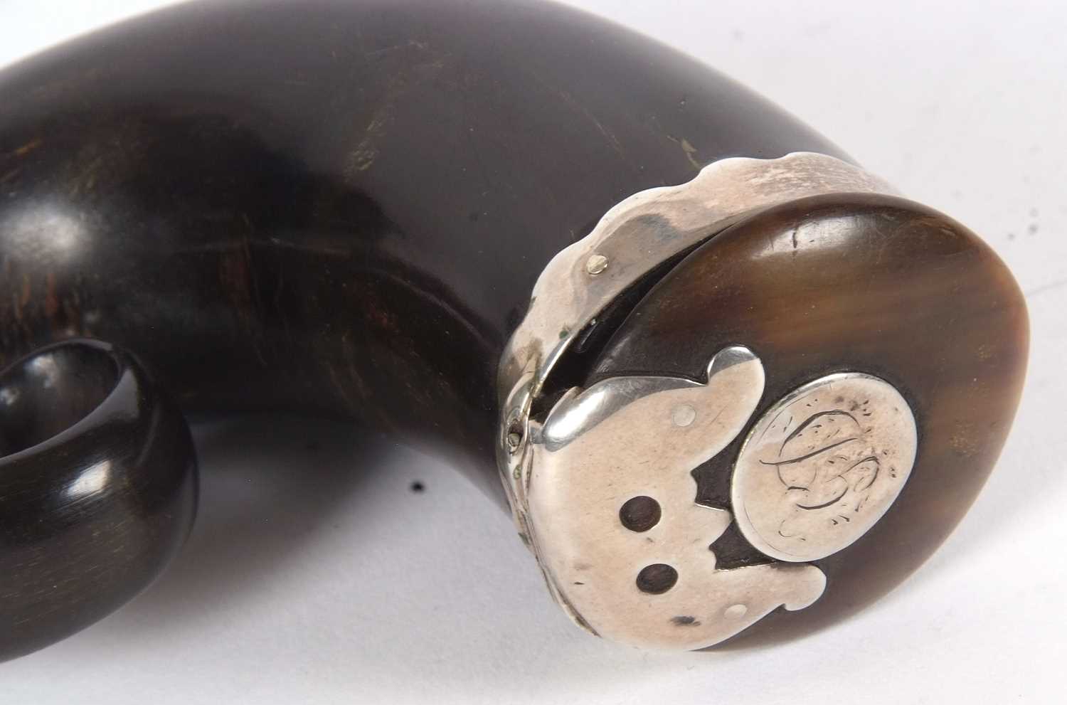 A Georgian Scottish snuff mull, circa 1800, curled rams horn body, hinged lid with engraved - Image 4 of 5