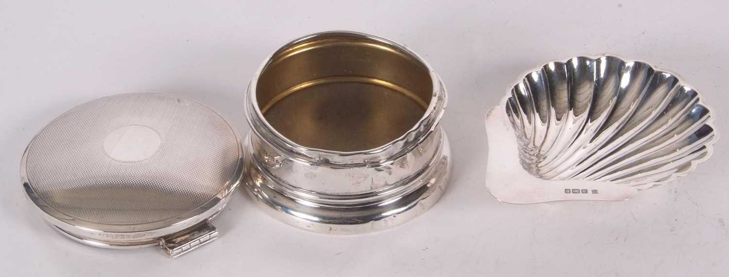 Mixed Lot: An Edwardian silver shell pattern butter dish, Sheffield 1907 together with an Art Deco - Image 4 of 4