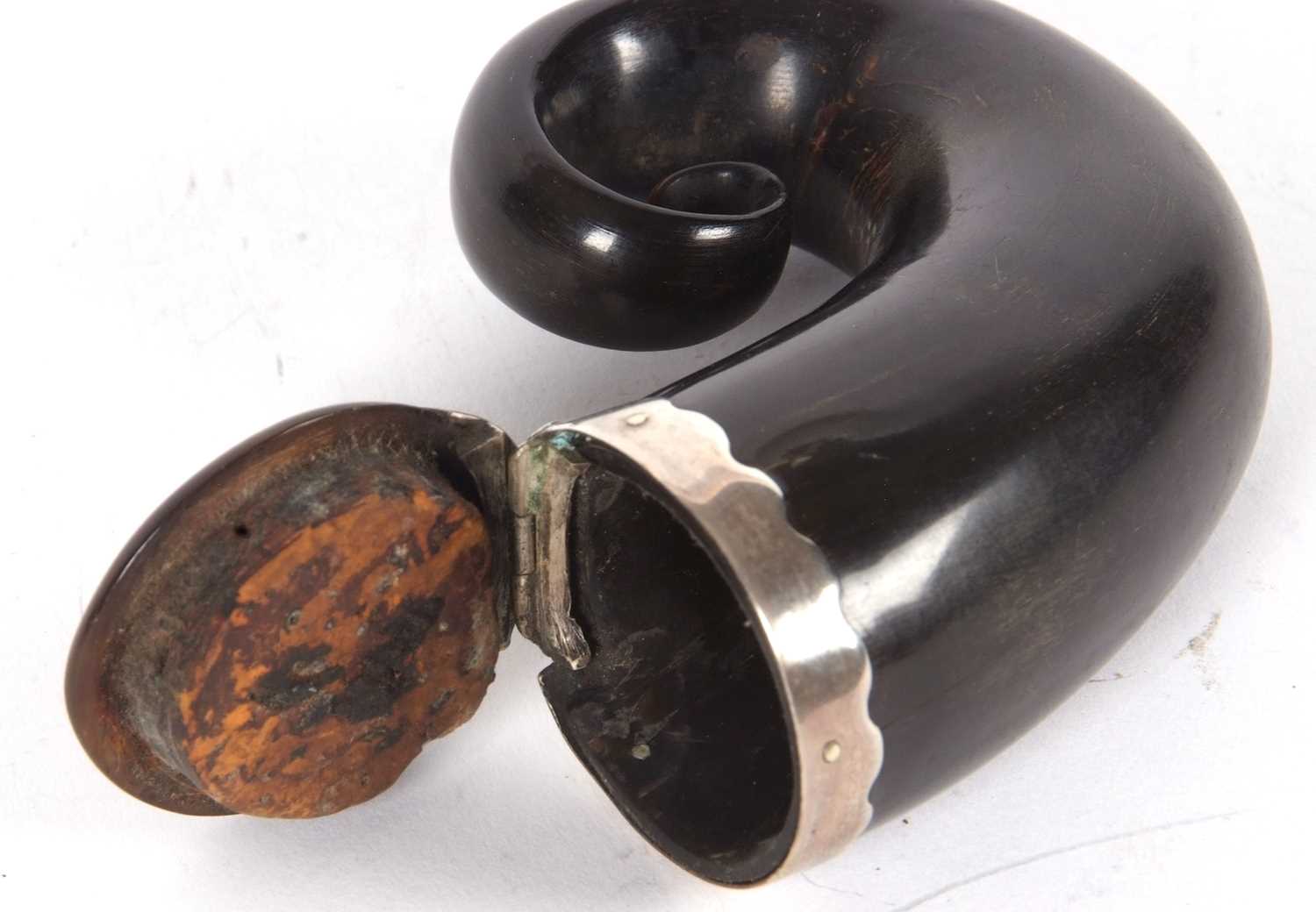 A Georgian Scottish snuff mull, circa 1800, curled rams horn body, hinged lid with engraved - Image 5 of 5