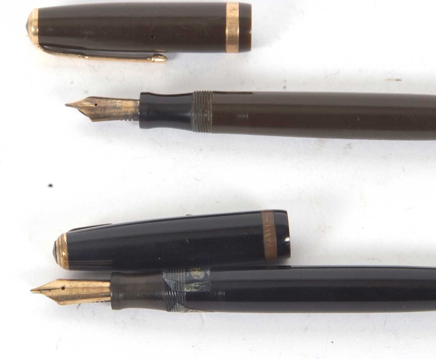 A vintage Parker duo-fold 14k N brown fountain, Reg No 784404, 13cm long together with a black - Image 3 of 3