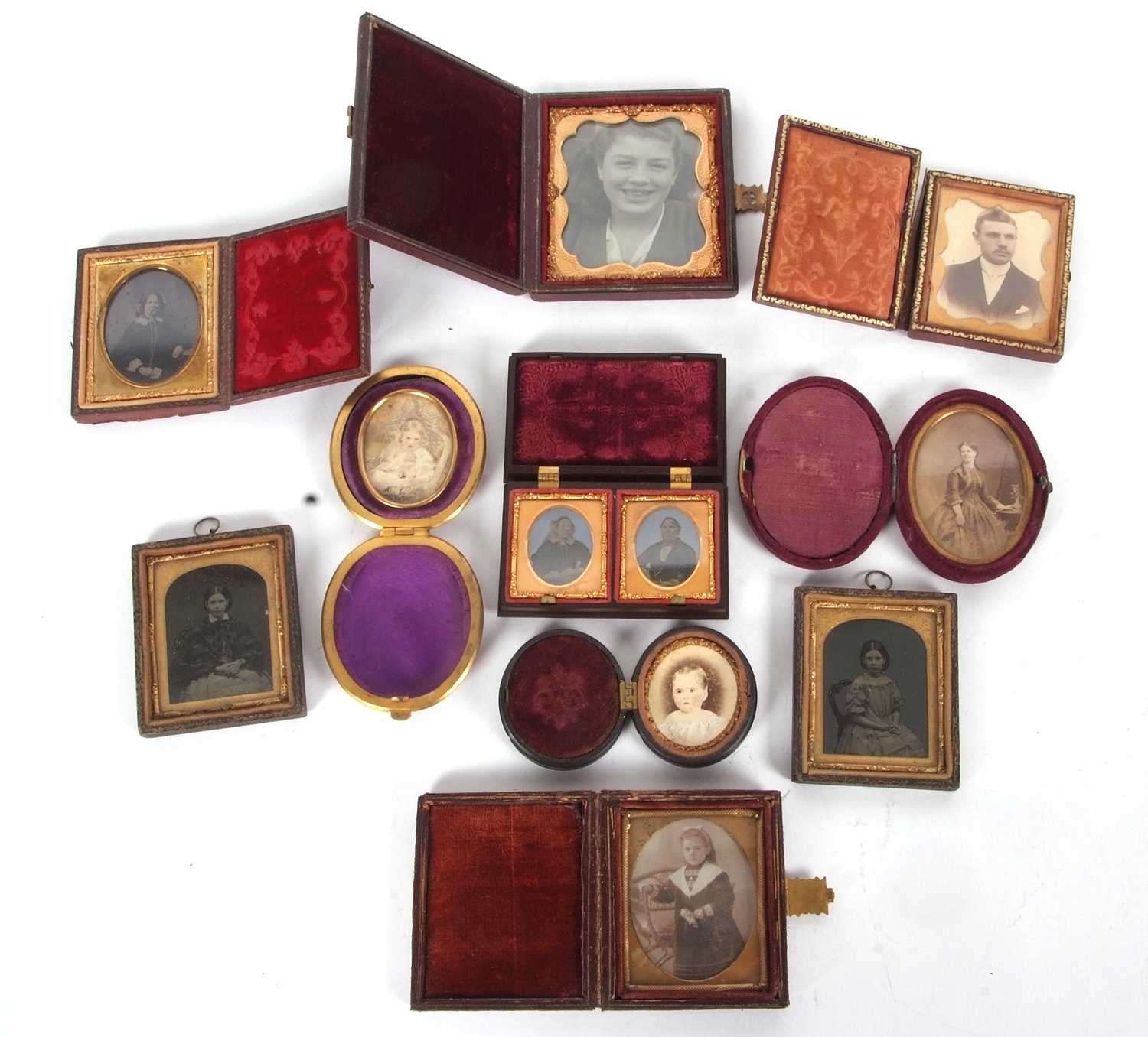 Mixed Lot: Vintage Daguerreotope photographs etc to include a vulcanite case double Daguerreotope of - Image 3 of 10