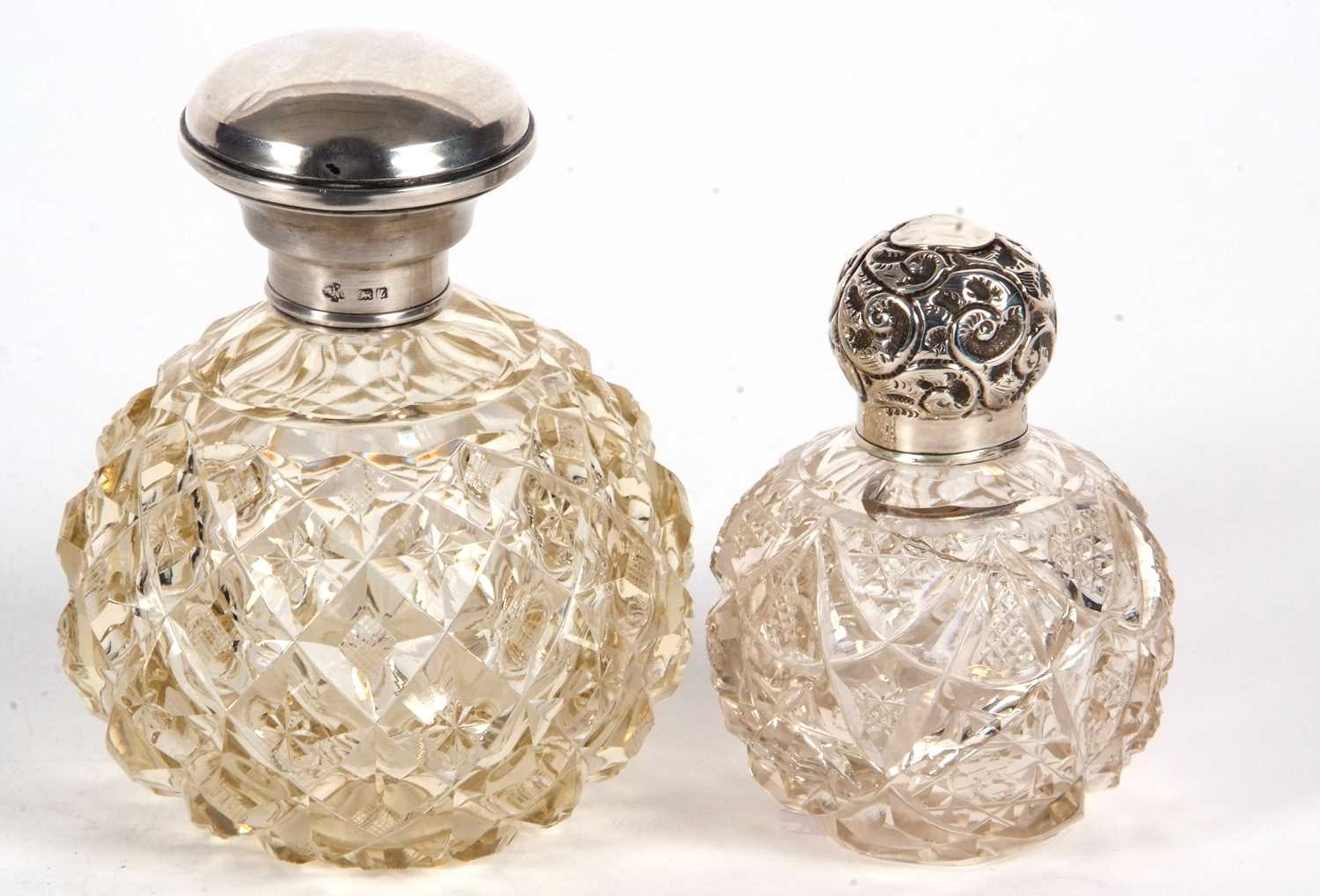 Mixed Lot: Large moulded glass scent bottle with pull off silver lid, hallmarked Birmingham 1924,