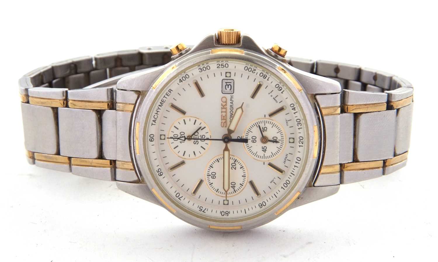 A Seiko chronograph gents wristwatch, it has a Quartz movement, stainless steel case and bracelet - Image 2 of 5