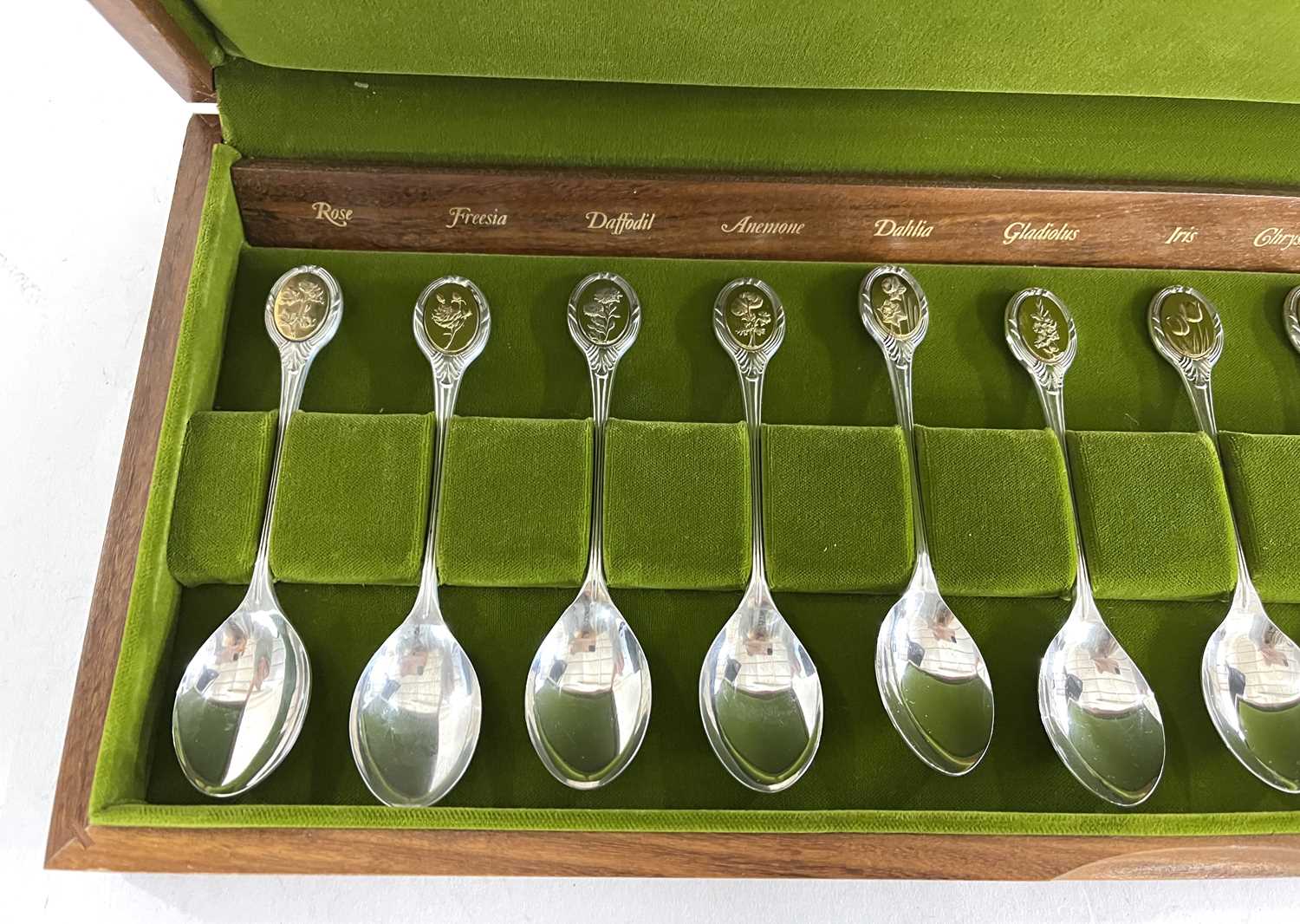 A set of 12 Silver Royal Horticultural Society Spoons. Hallmarked for Sheffiled 1973 John Pinches - Image 7 of 7