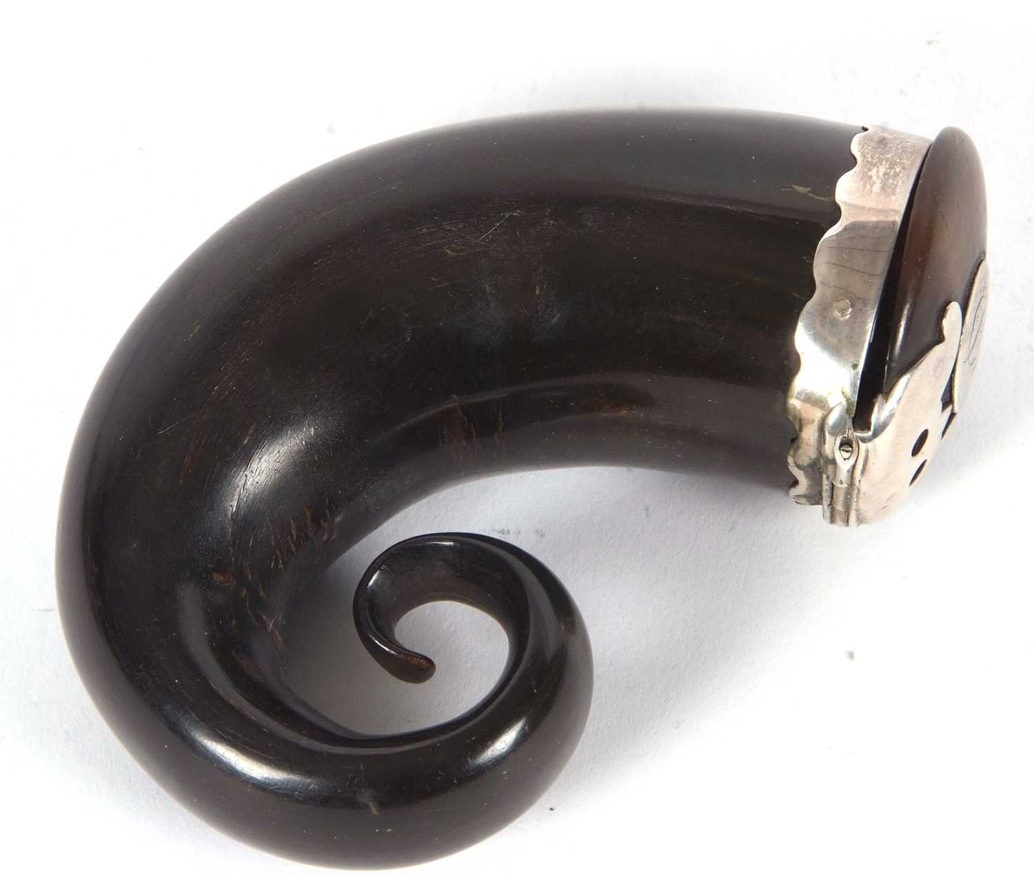 A Georgian Scottish snuff mull, circa 1800, curled rams horn body, hinged lid with engraved