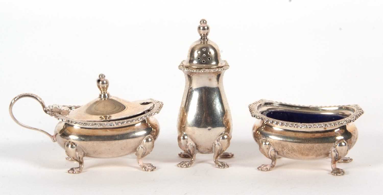 An Elizabeth II silver condiment set comprising a hinged lidded mustard and plastic liner, open salt - Image 2 of 2