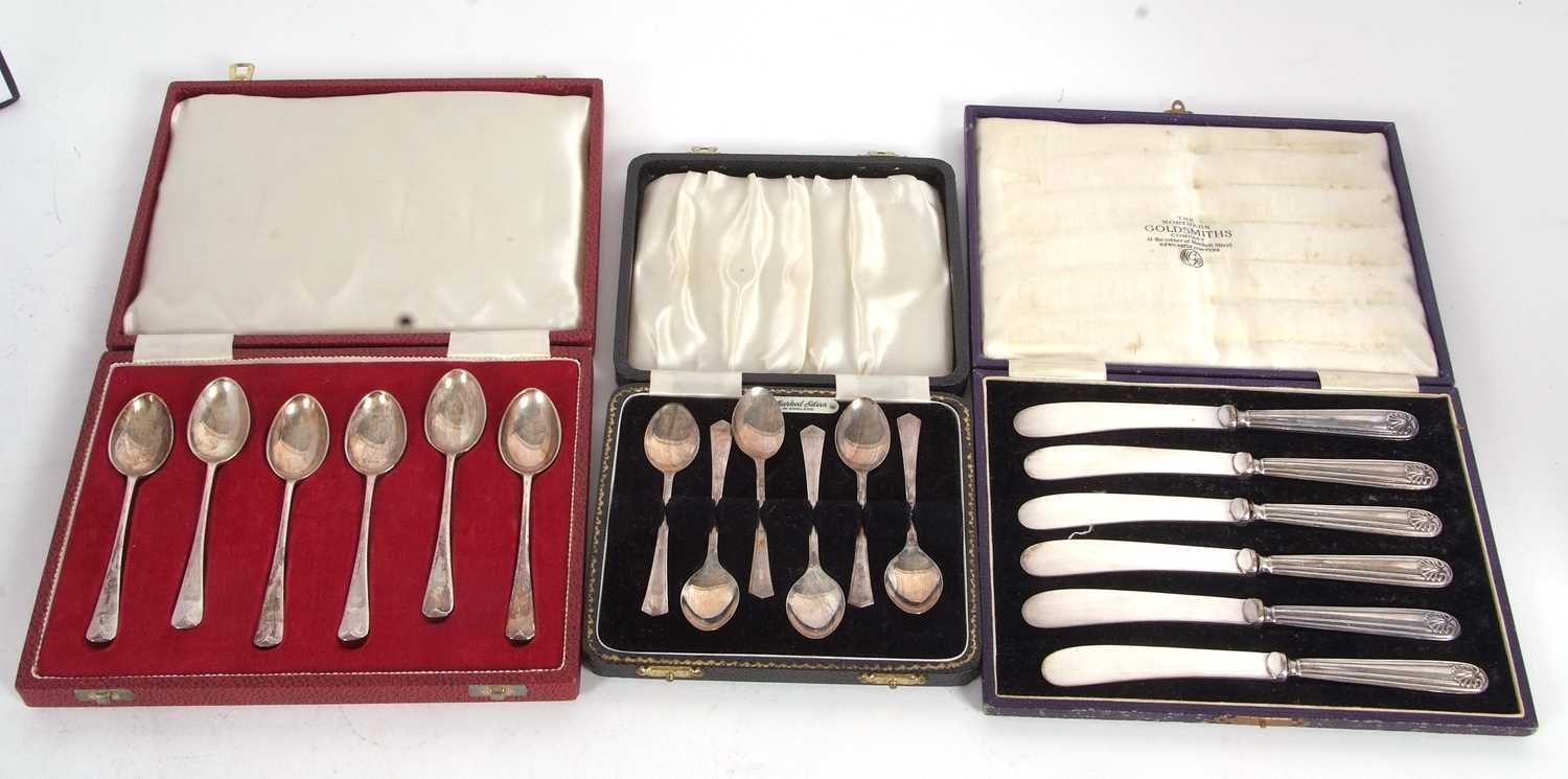 Mixed Lot: A cased set of six fancy back or picture back teaspoons depicting a foxes head between