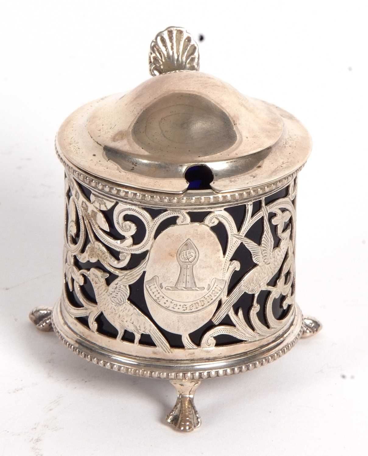 An Edwardian silver pierced drum mustard, the hinged lid with a slight domed plain design, shell - Image 4 of 4