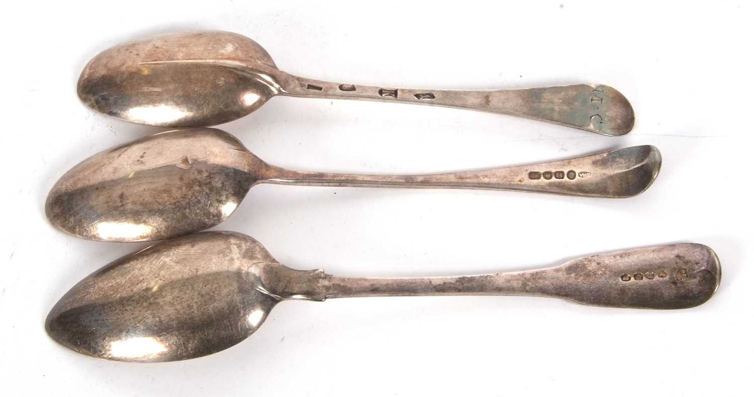 Mixed Lot: George II Hanovarian rat tail spoon, London 1725, makers mark for James Wilks, 20cm long, - Image 2 of 3