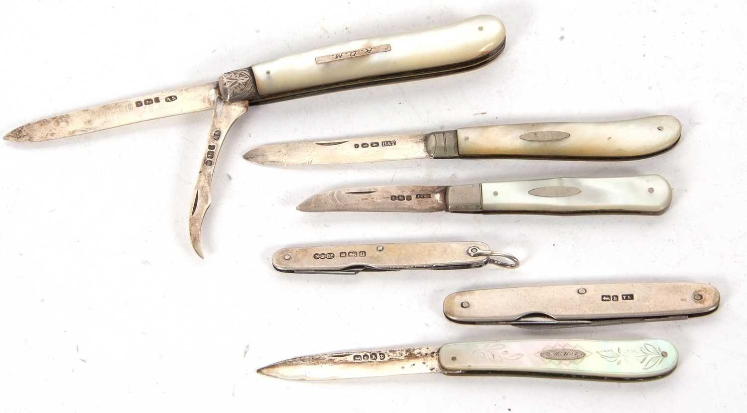 Group of four silver bladed and mother of pearl handled folding fruit knives together with two