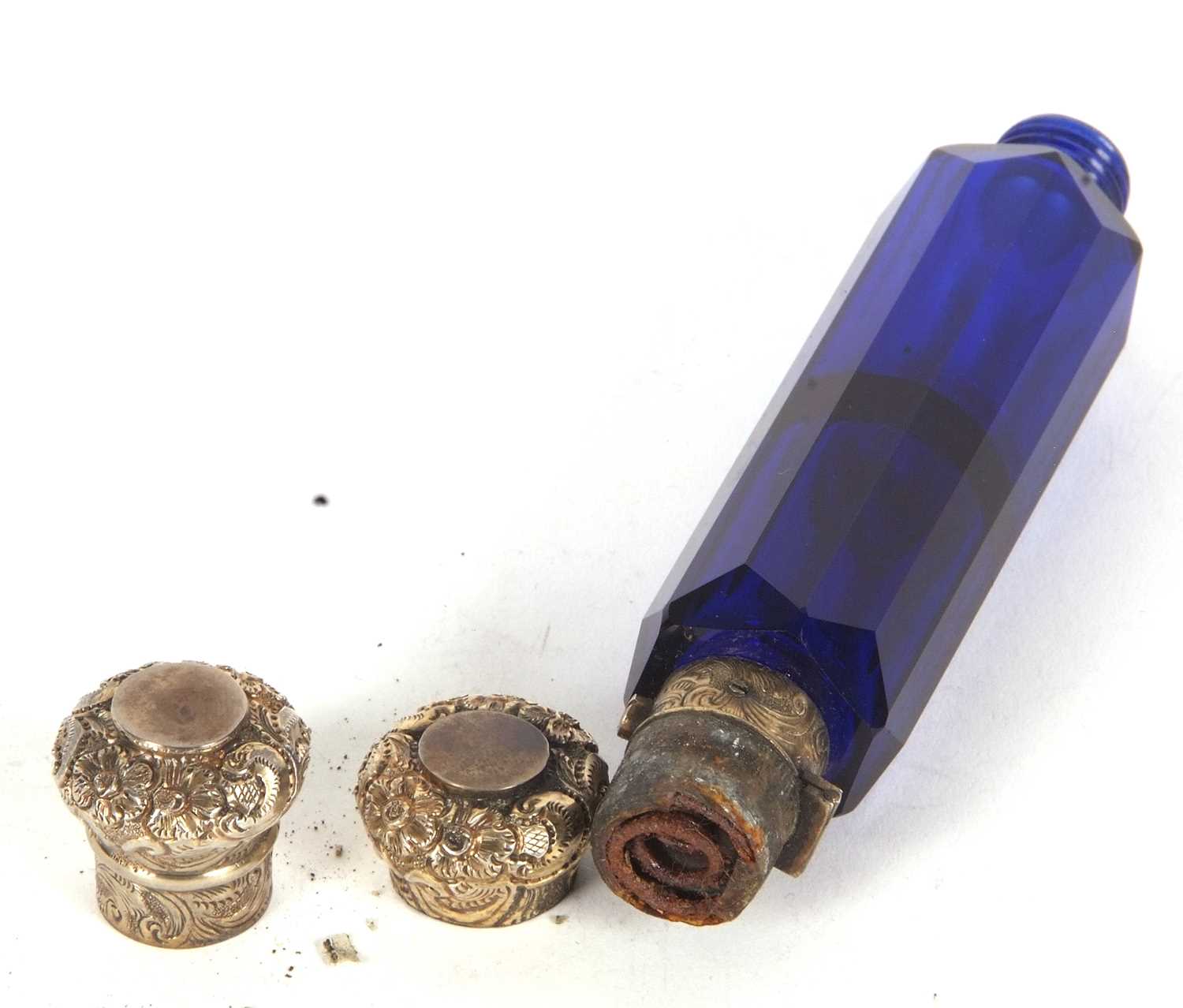 An antique Victorian cobalt blue glass scent bottle with fasceted glass body with screw on and - Image 4 of 7