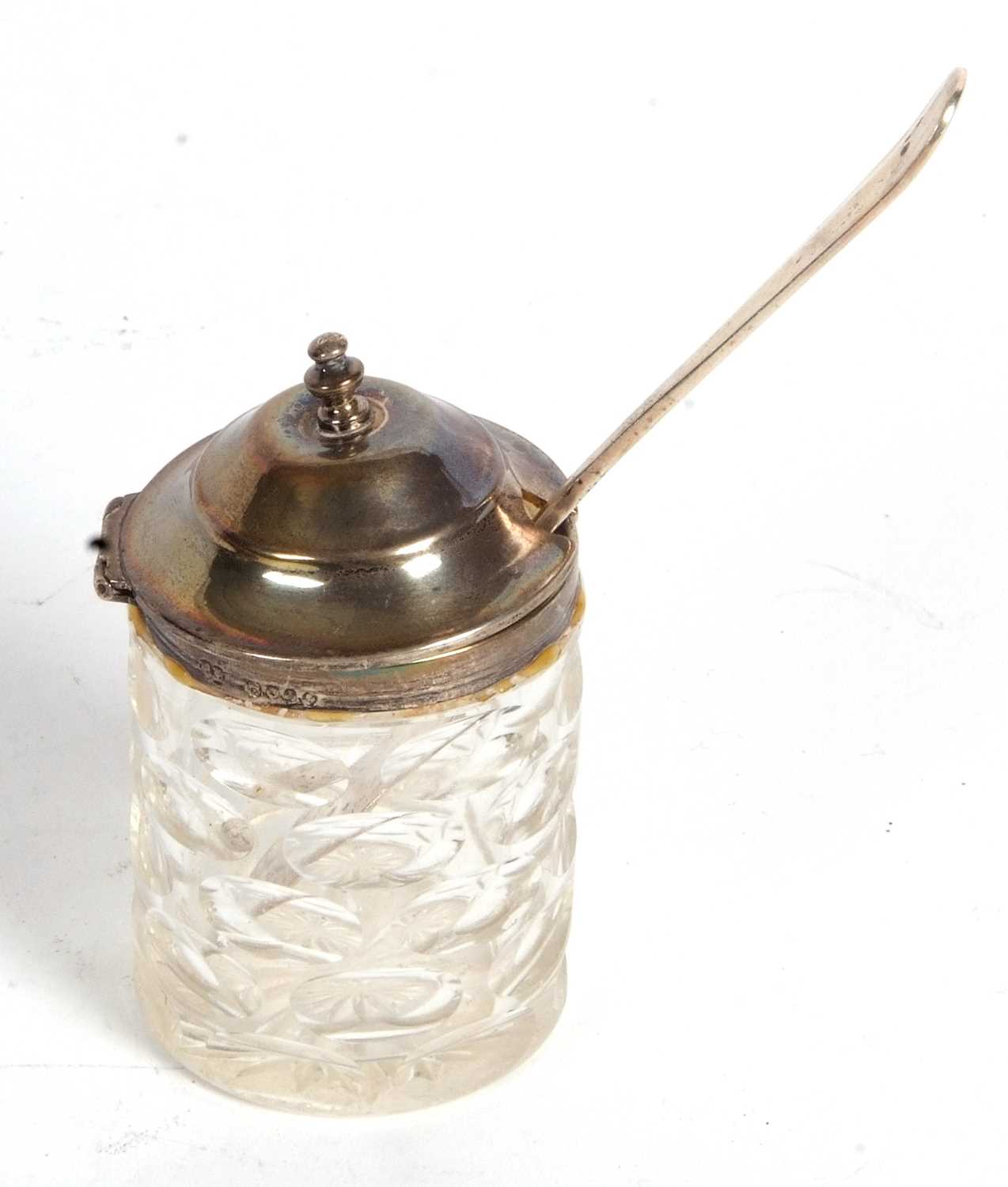 Mixed Lot: Victorian glass mustard with hallmarked hinged lid and collar, London 1884 together - Image 2 of 4