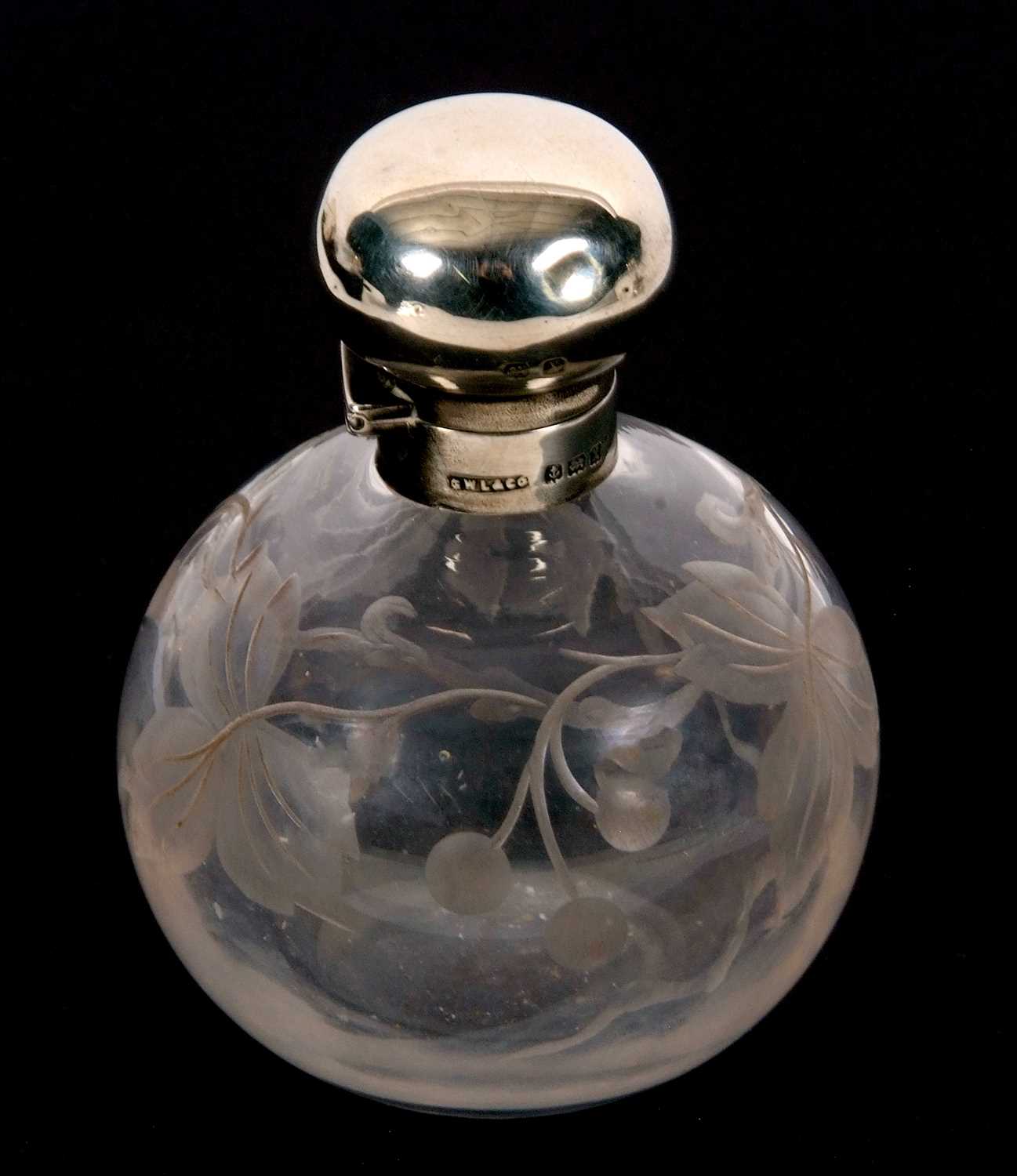 Mixed Lot: A Victorian silver lidded mustard of oval form with plain hinged lid, applied pierced - Image 3 of 3