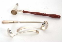 Mixed Lot: Pair of George VI silver Old English pattern sauce ladles, Sheffield 1947, makers mark