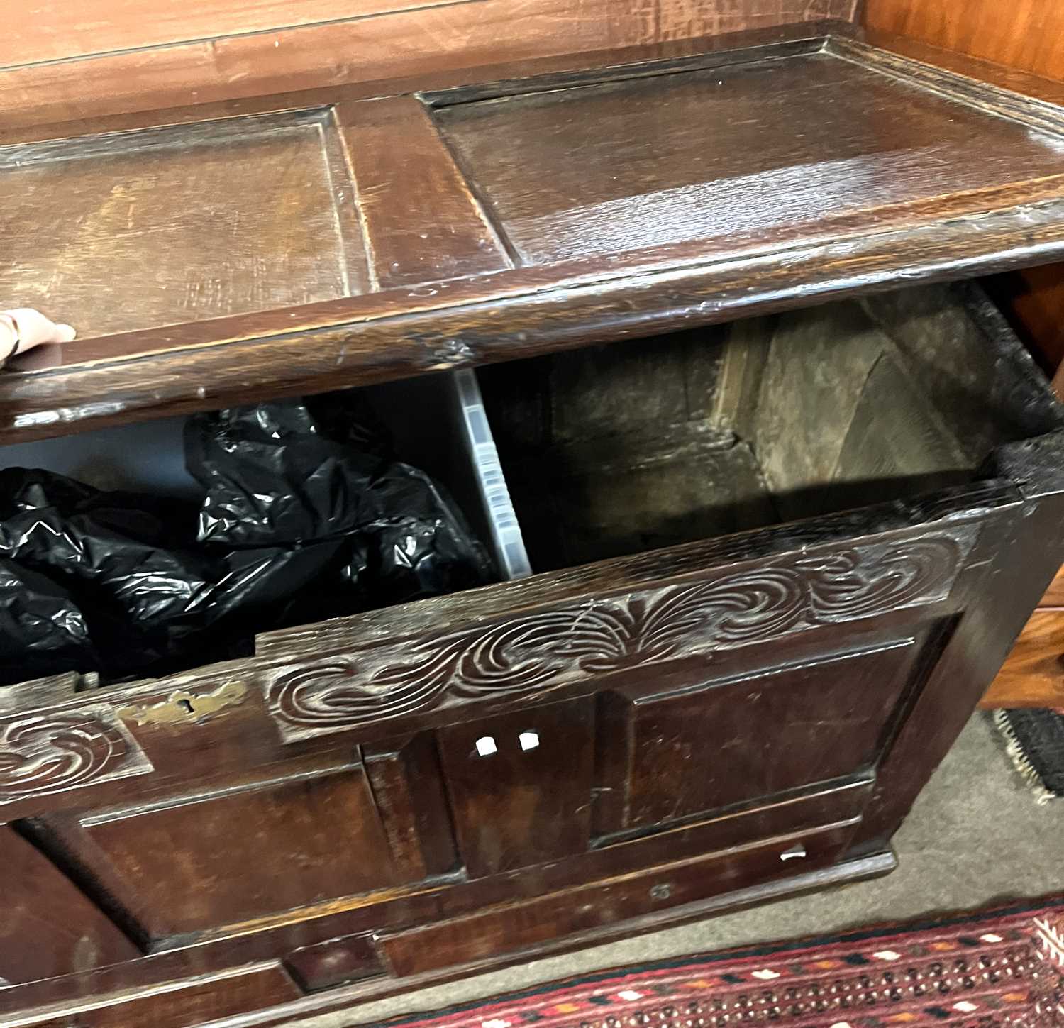 An 18th Century dark oak mule chest with lifting top and two drawers to base, 130cm wide (Item 3 - Image 4 of 4