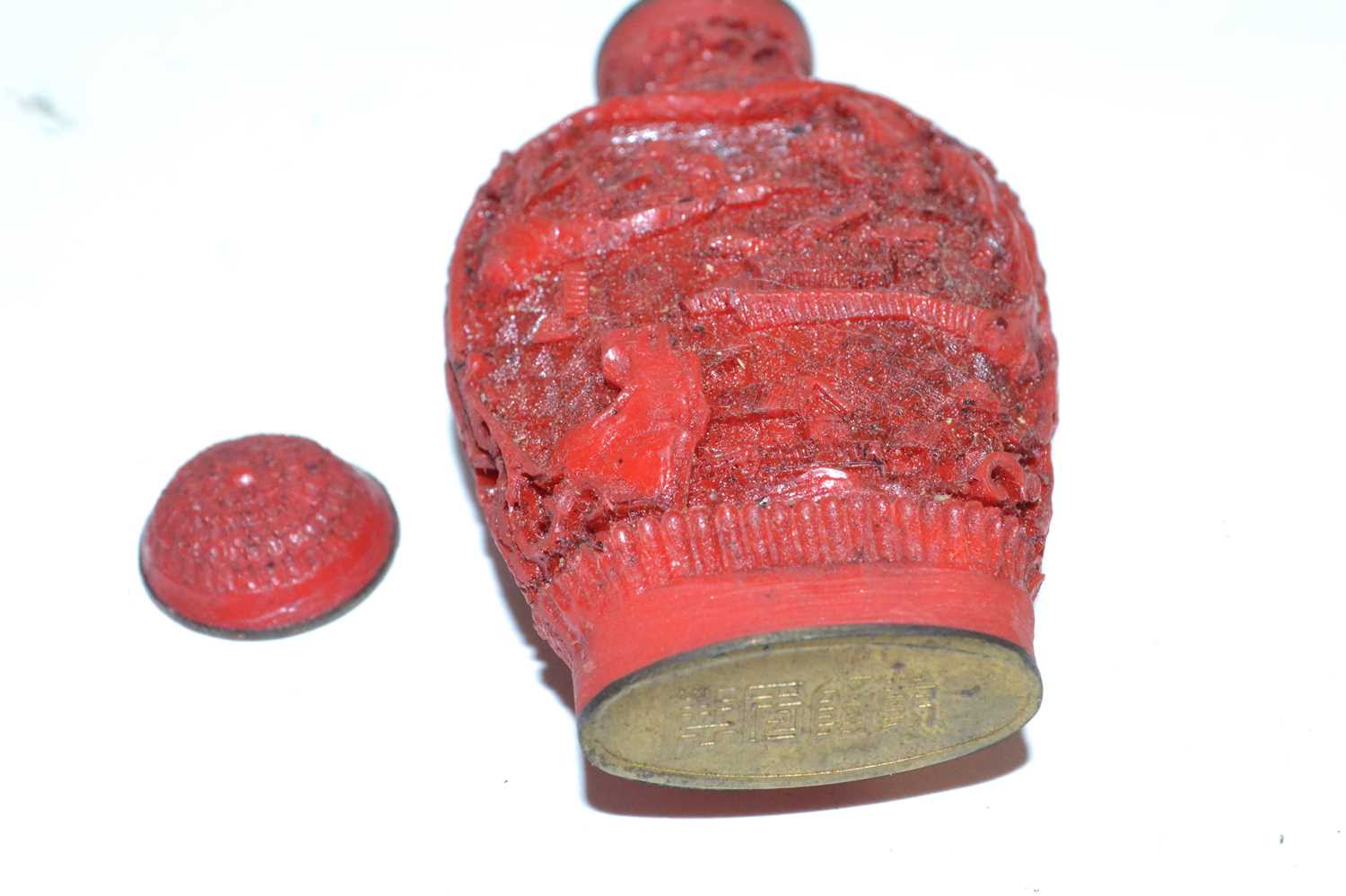 Carved cinnabar lacquer scent bottle - Image 3 of 3