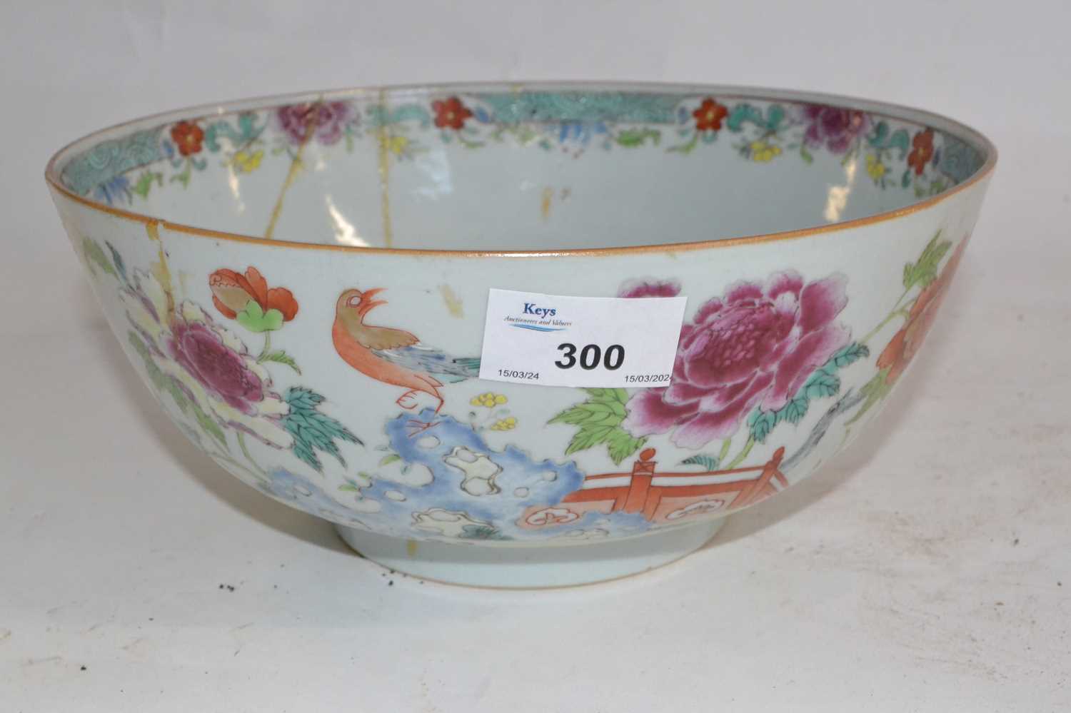 An 18th Century Chinese export porcelain bowl with a famille rose design (a/f)