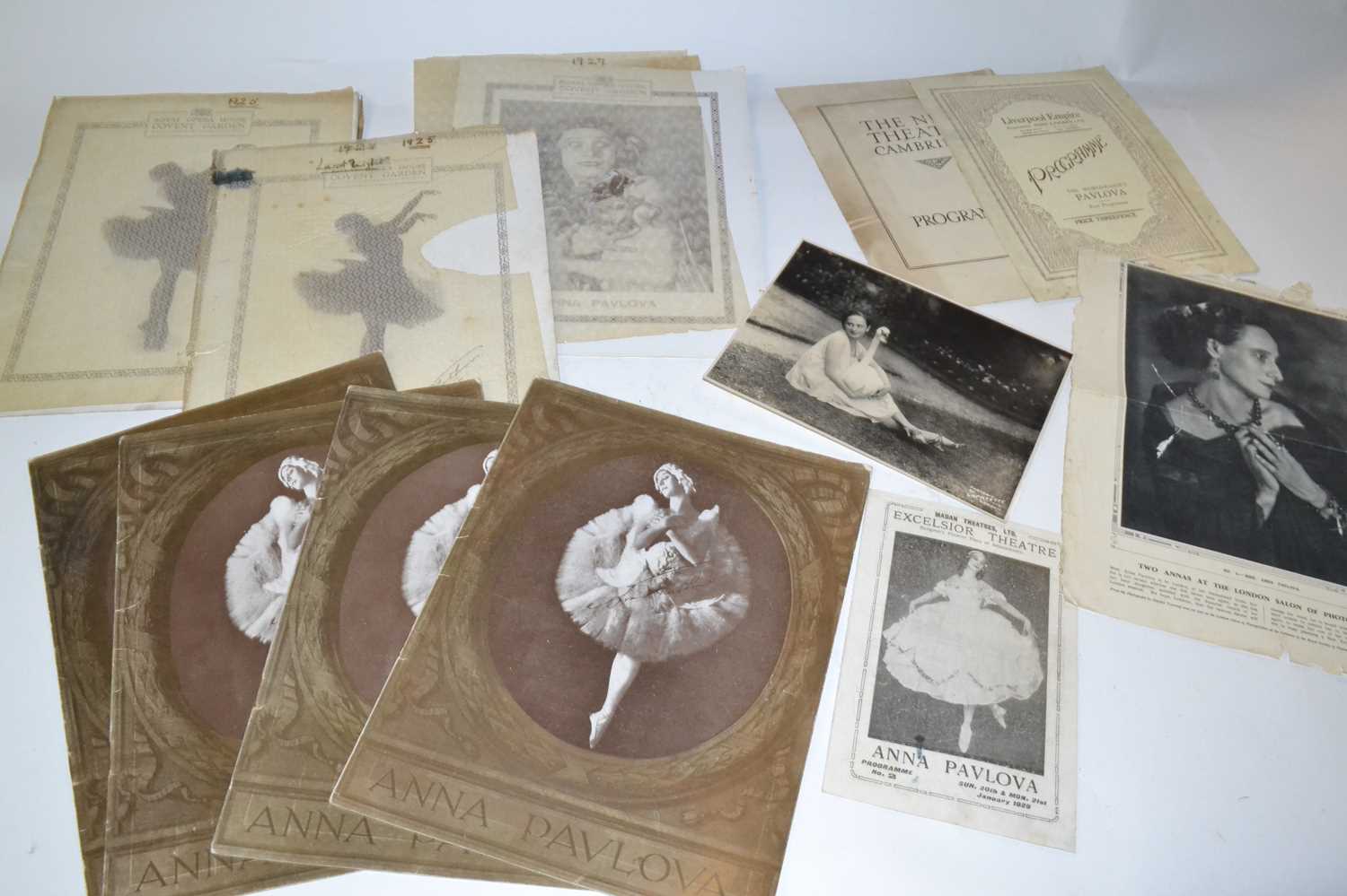 A folder containing a quantity of ballet ephemera, memorabilia from the 1920's including programs - Image 3 of 3