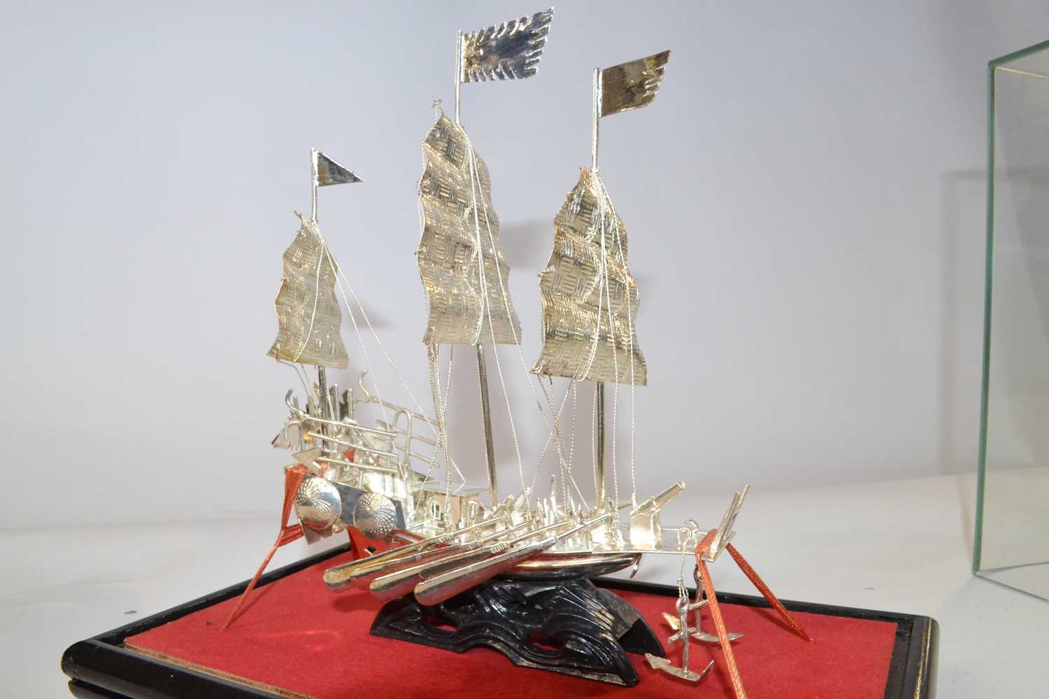 A white metal model of a Chinese junk, in glass case - Image 4 of 4
