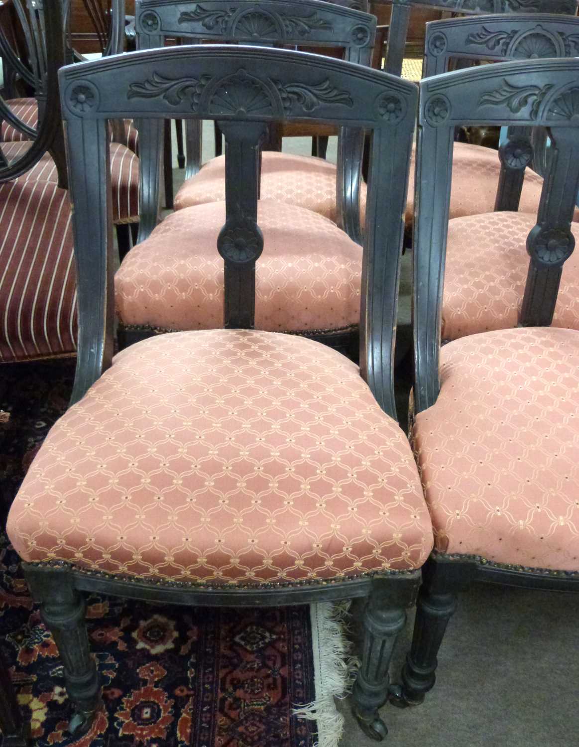 A set of six late Victorian dining chairs with pink upholstered seats and carved decoration - Bild 3 aus 4