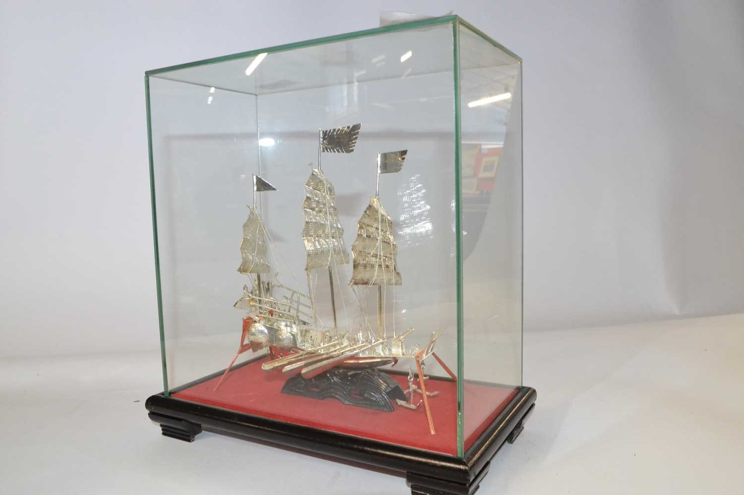 A white metal model of a Chinese junk, in glass case - Image 3 of 4