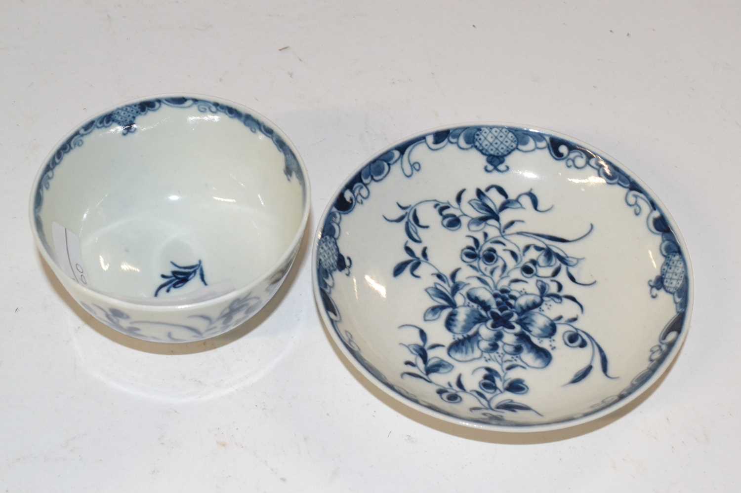 A Lowestoft porcelain tea bowl and saucer with blue and white design - Image 2 of 3