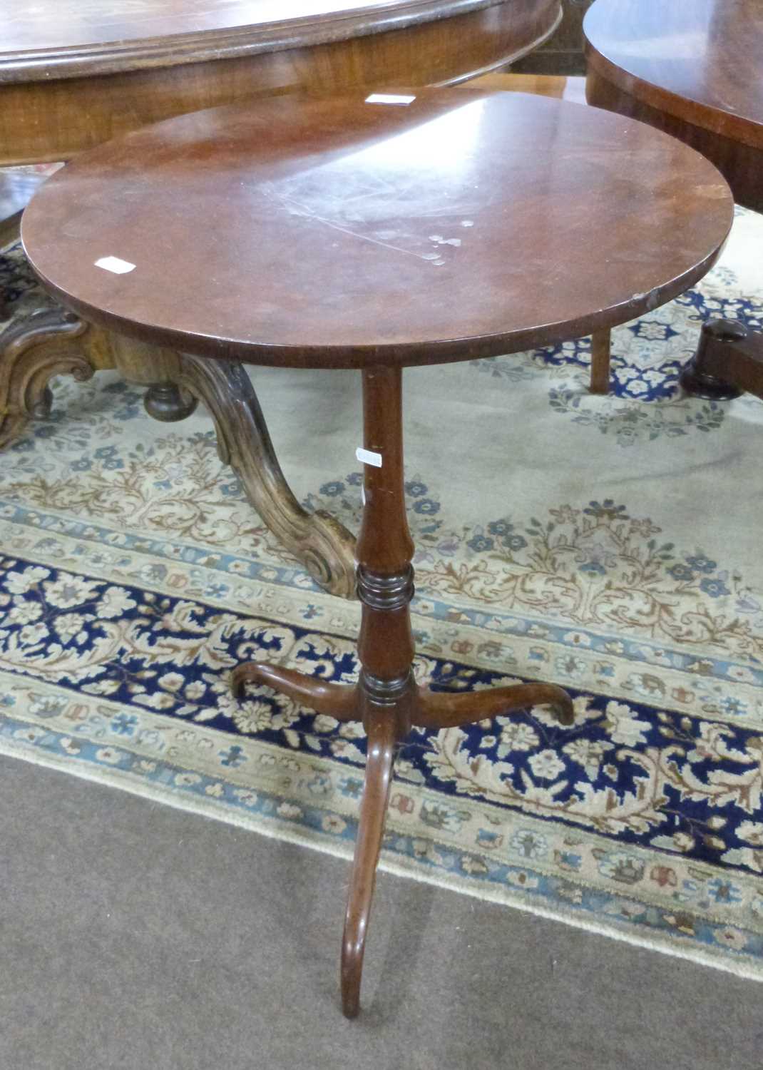 Georgian mahogany wine table with circular top over a tapering column and tripod base, 72cm high