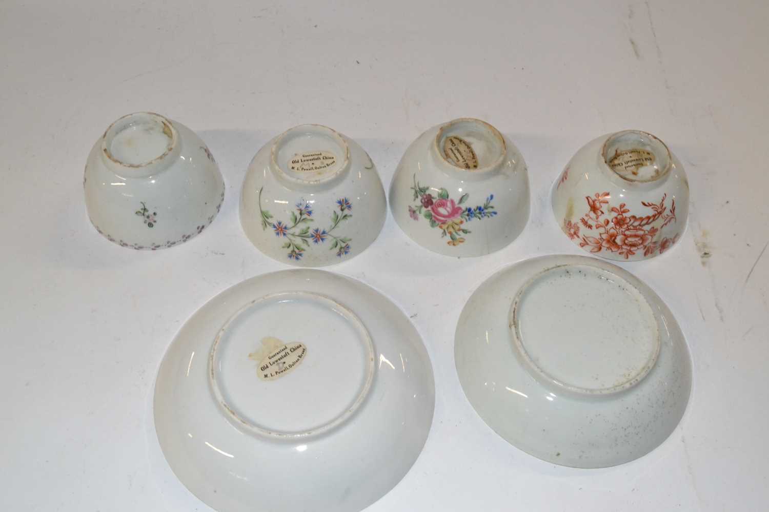 A group of mainly Lowestoft porcelain wares to include tea bowls and saucers (some damage) - Image 2 of 2