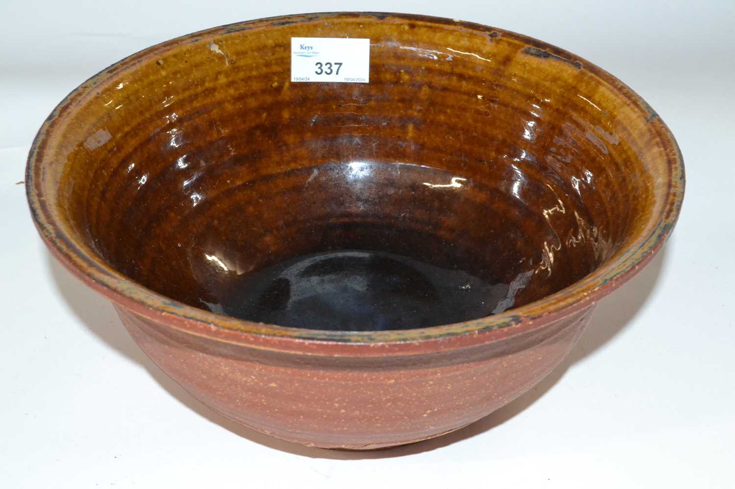 A Studio Pottery bowl with a brown glazed and ribbed design (Inventory 318), 25cm diameter
