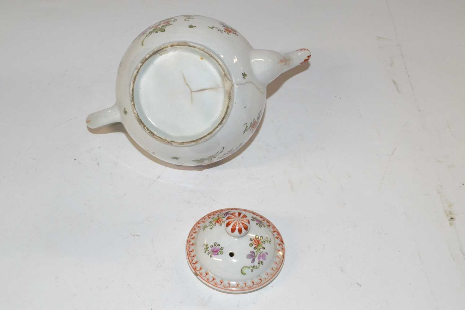 A Lowestoft teapot and cover decorated in Curtis style with design of flowers (a/f) - Image 3 of 3