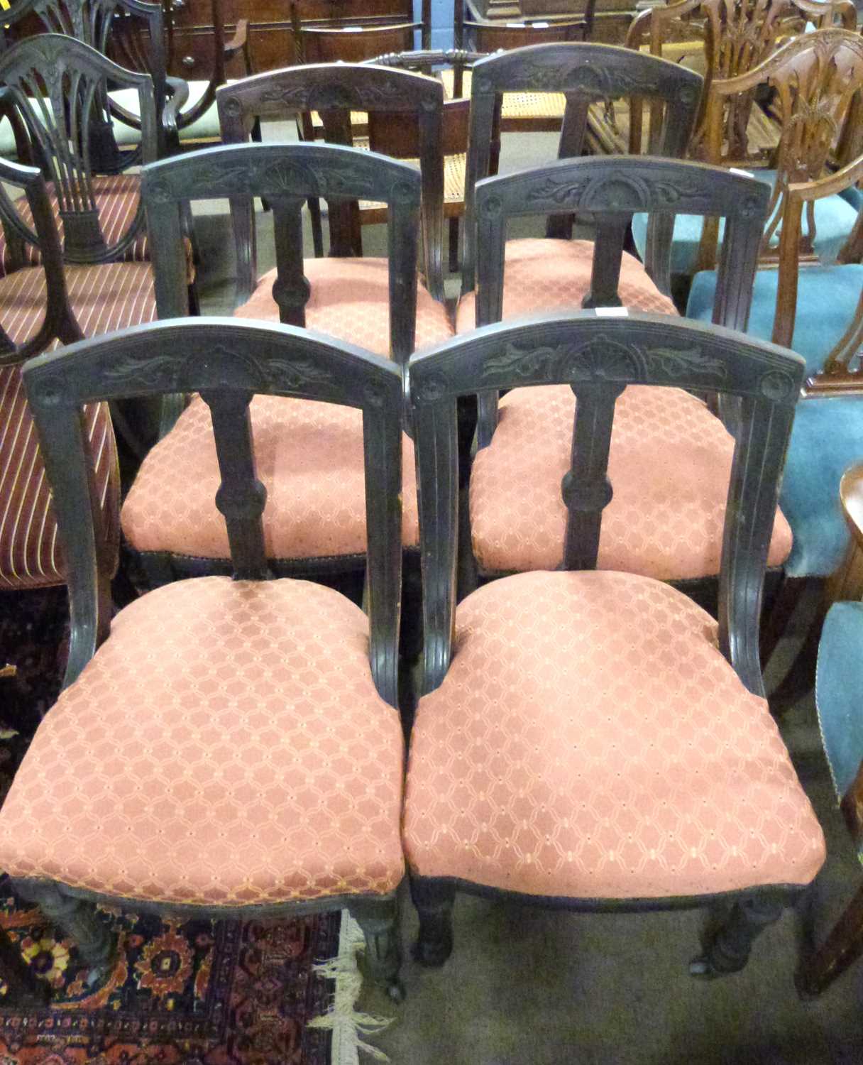 A set of six late Victorian dining chairs with pink upholstered seats and carved decoration - Bild 2 aus 4