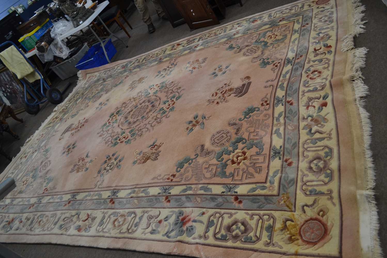 A large Chinese pink washed wool carpet decorated with floral detail and motifs - Image 2 of 2