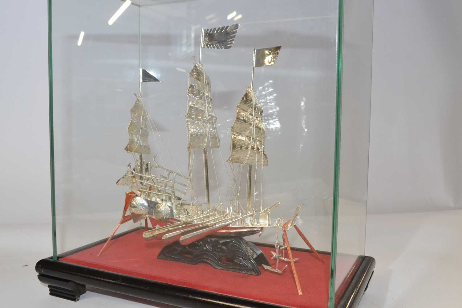 A white metal model of a Chinese junk, in glass case - Image 2 of 4