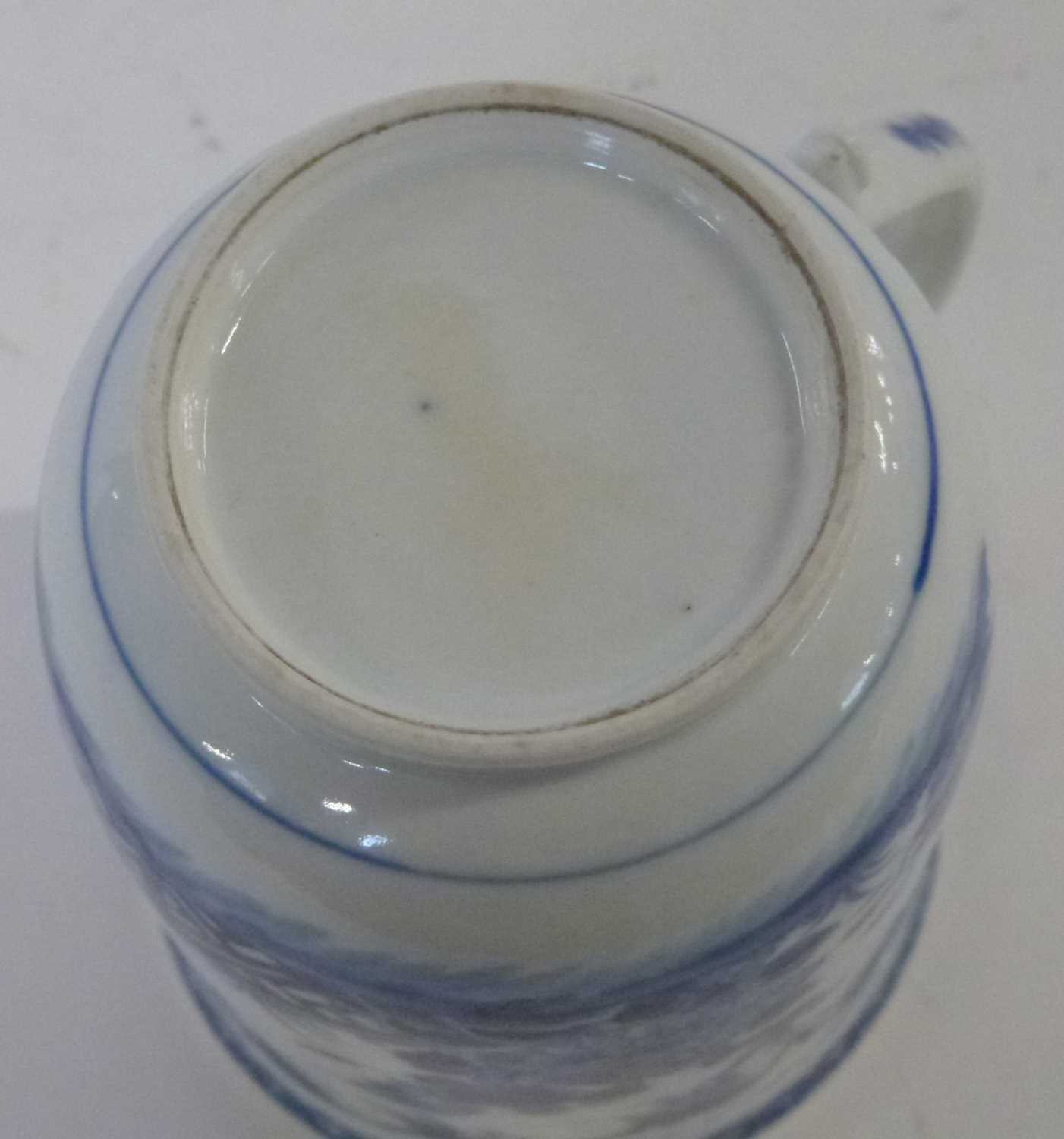 A 18th Century Chinese export porcelain tankard with blue and white design (large chip to rim), - Image 5 of 5