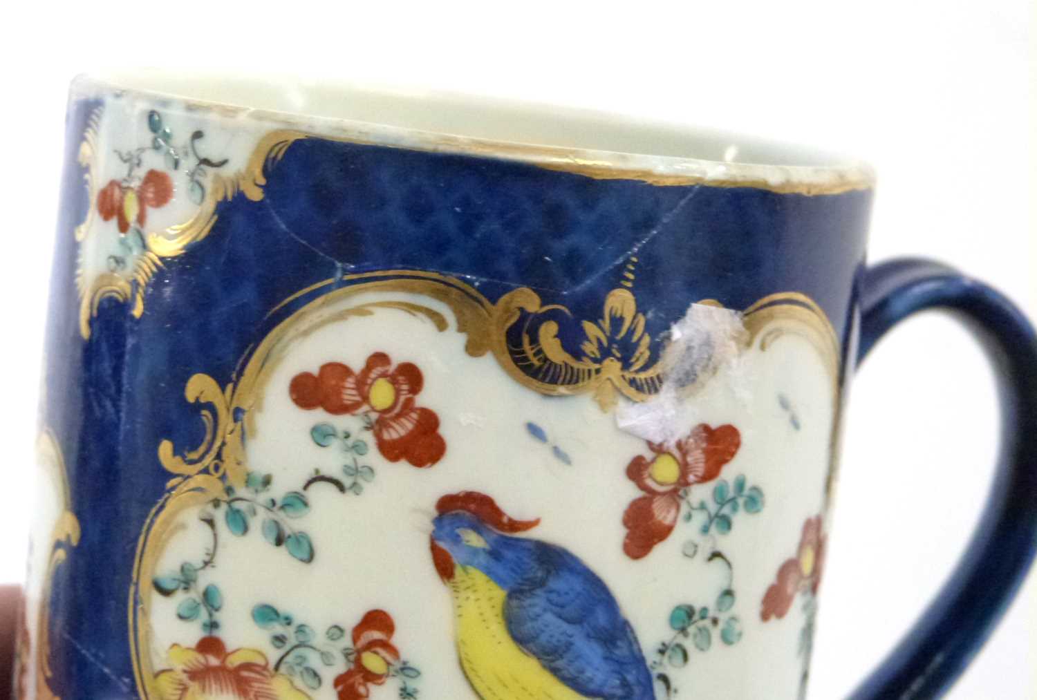 An 18th Century Worcester mug, the blue ground with the Sir Joshua Reynolds polychrome pattern, 12cm - Image 4 of 5