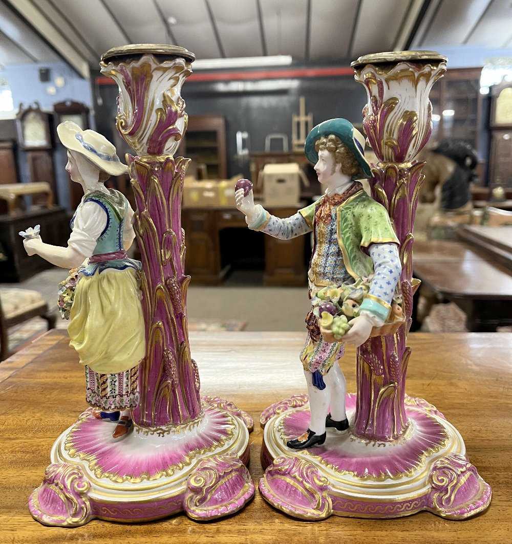 Pair of continental porcelain Minton style candlesticks modelled as fruit and flower sellers, 24cm - Bild 4 aus 13