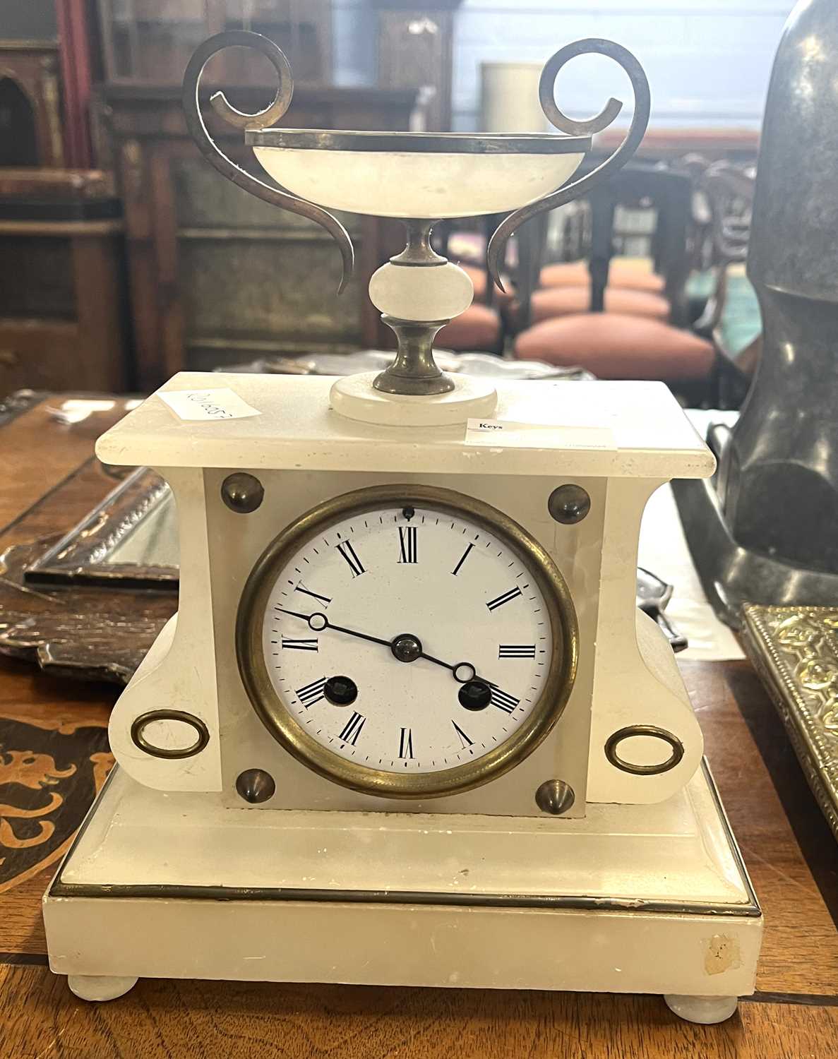 Small alabaster cased mantel clock, the case with urn mount, approx 25cm high - Bild 2 aus 2