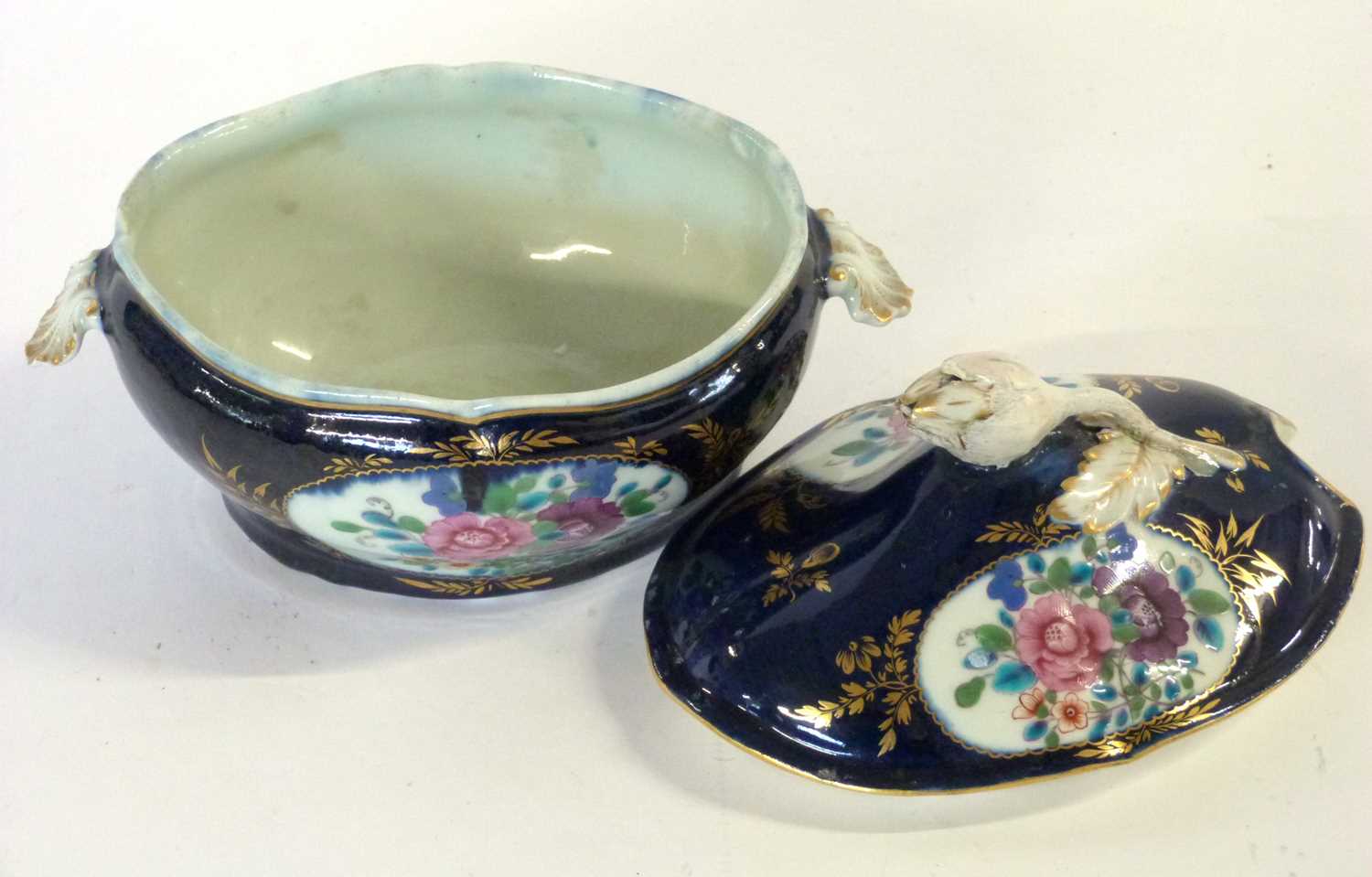 A Worcester porcelain small dessert tureen and cover, the gros bleu ground with panels of floral - Image 4 of 5