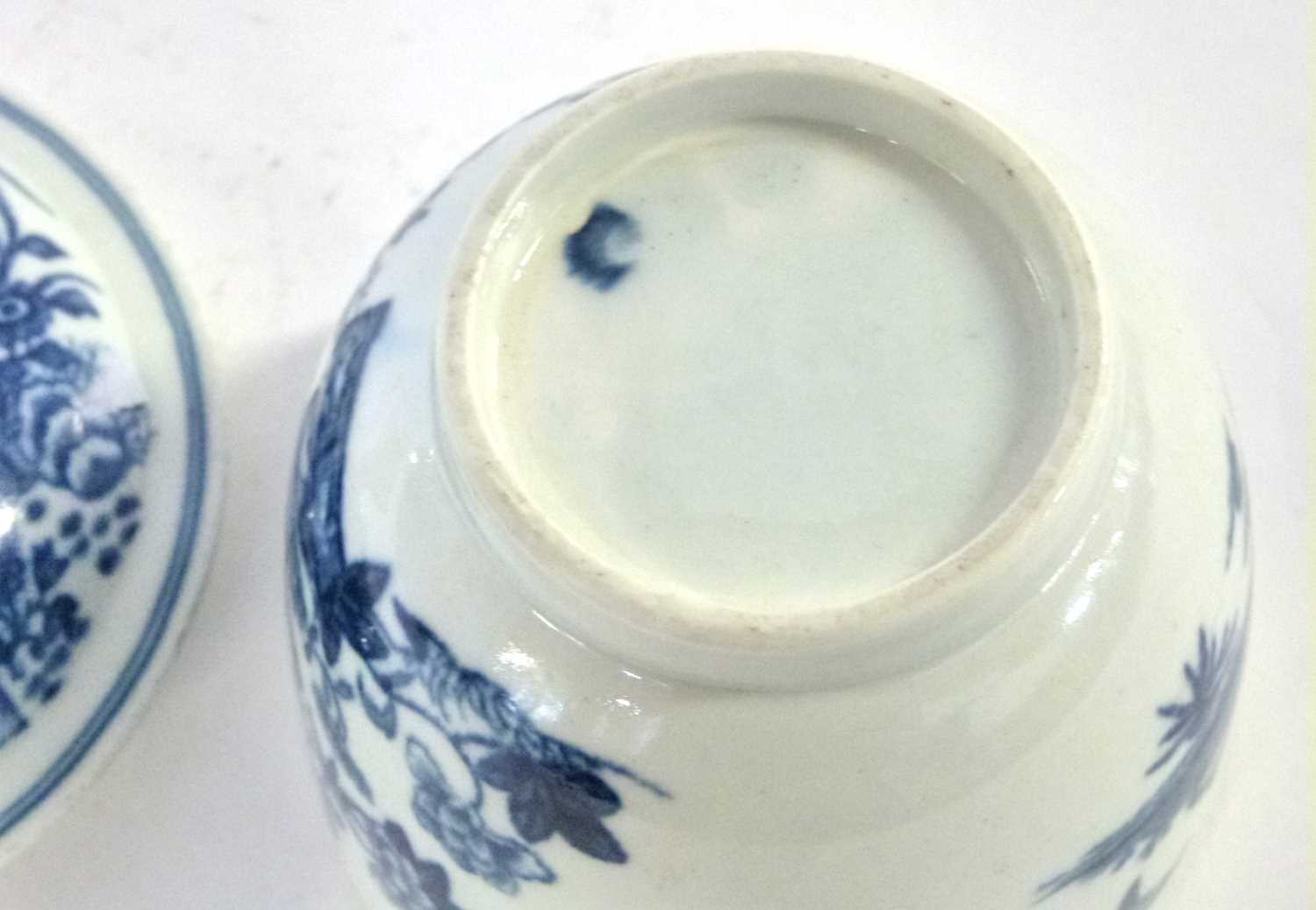 An 18th Century Worcester porcelain sucrier and cover decorated with the fence pattern (chip to - Image 4 of 4