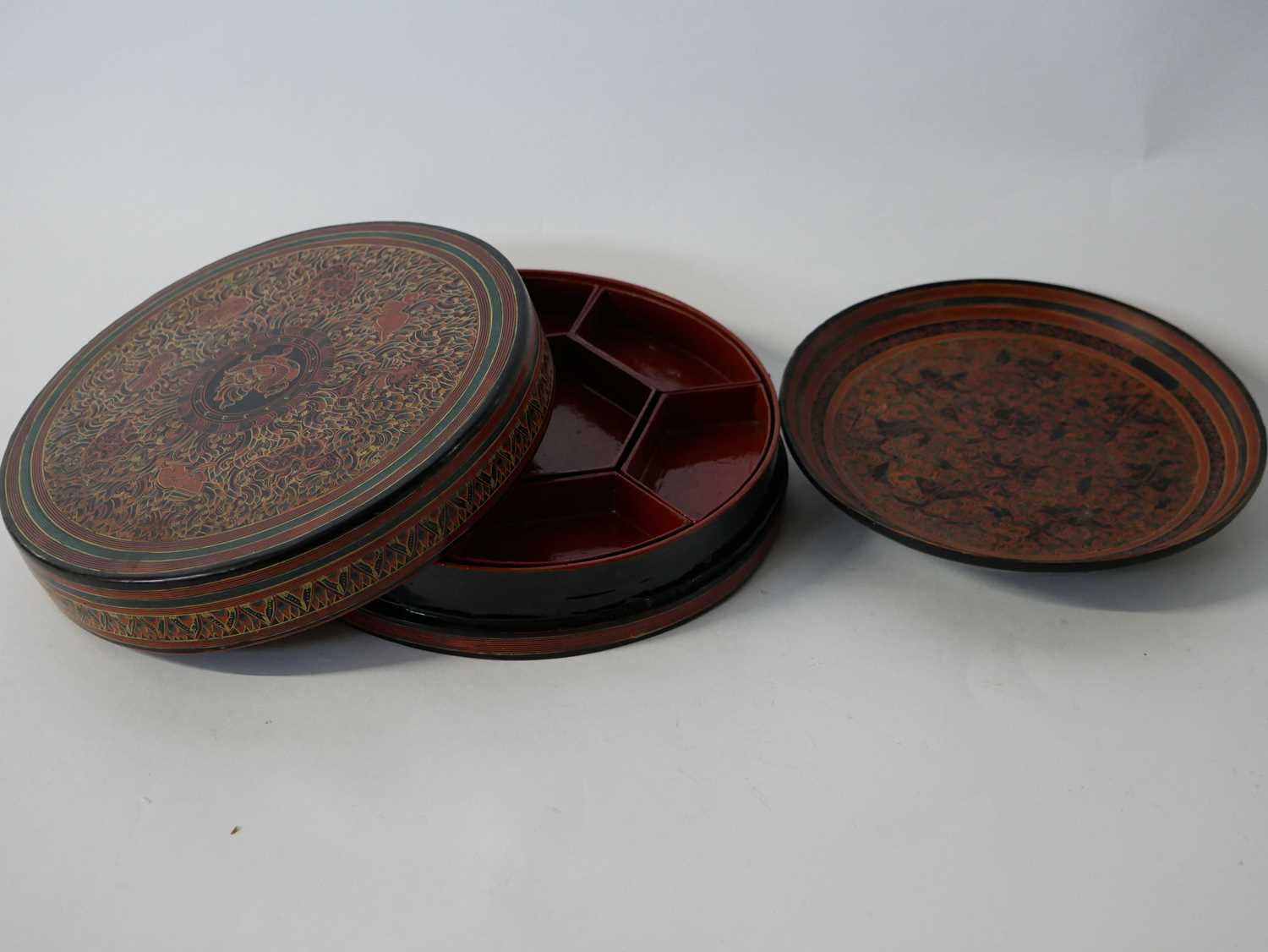 A lacquer box and cover, the interior with a series of small trays and dividers with a scrolling - Bild 4 aus 6