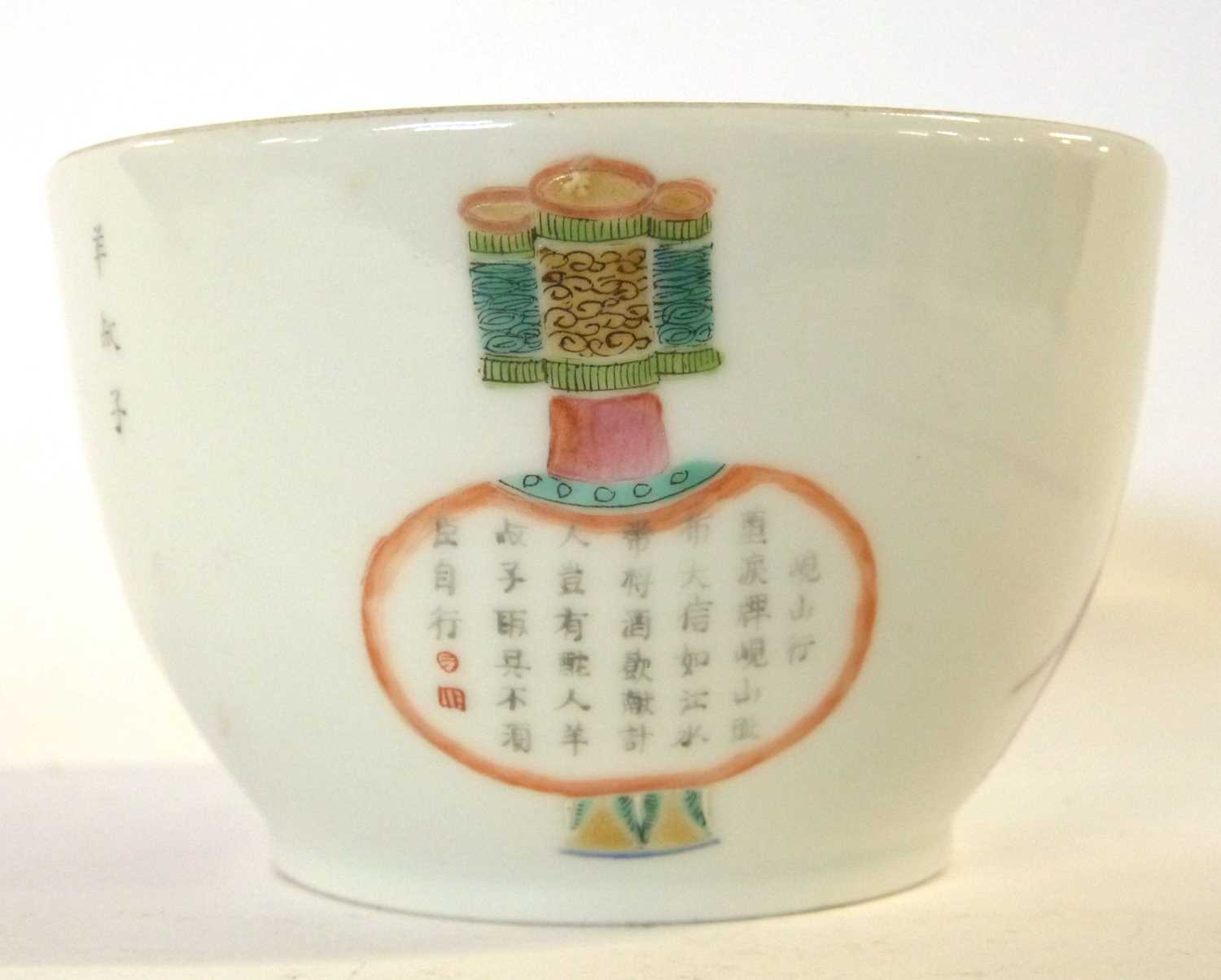 19th Century Chinese porcelain bowl decorated in polychrome with Chinese figures and caligraphy, red - Bild 3 aus 13