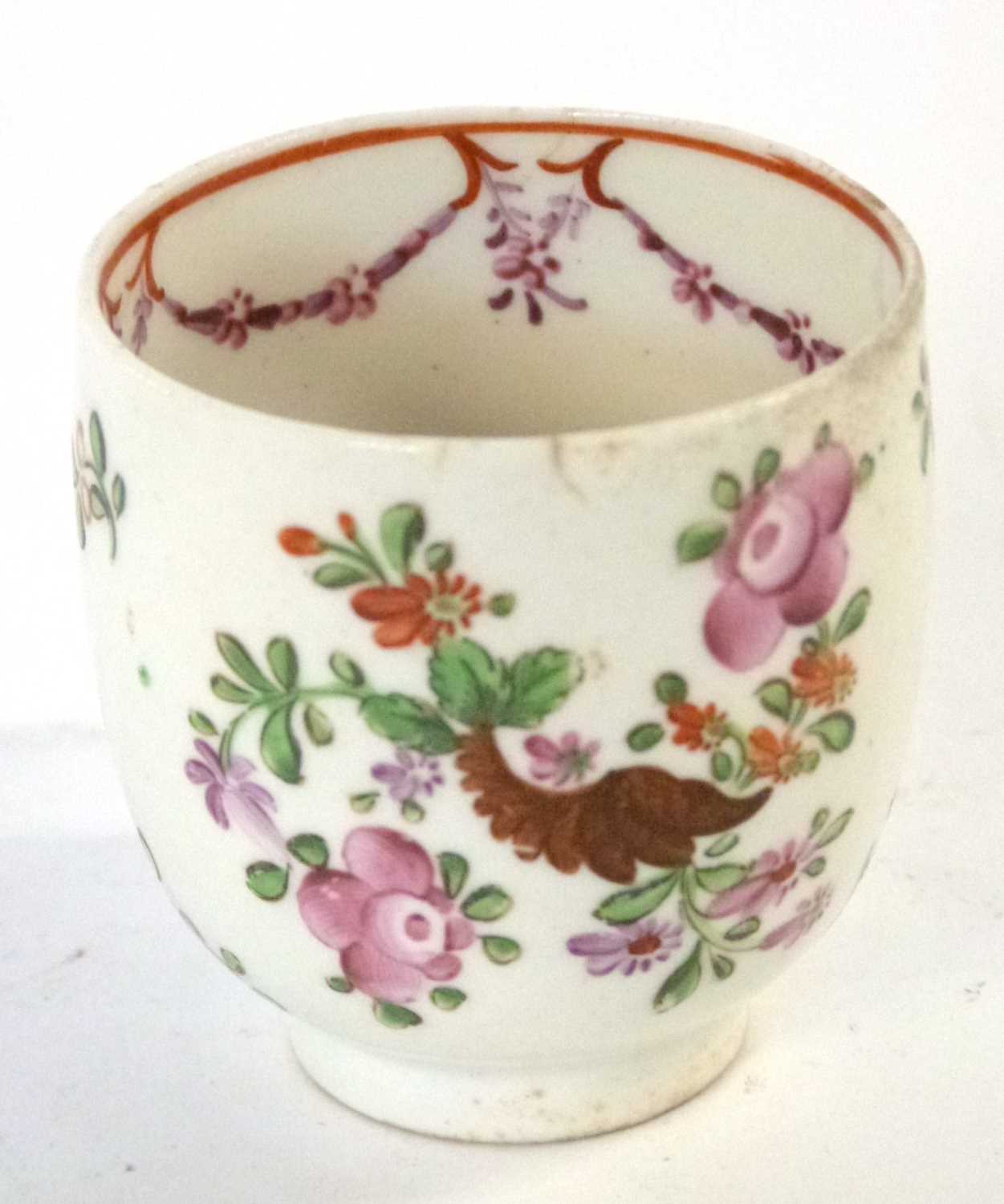 An 18th Century Lowestoft porcelain coffee cup with a polychrome Curtis style design - Bild 3 aus 4