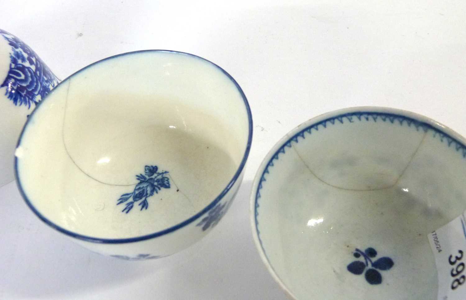 A group of four English porcelain tea bowls including a Liverpool example and Worcester examples - Image 5 of 5