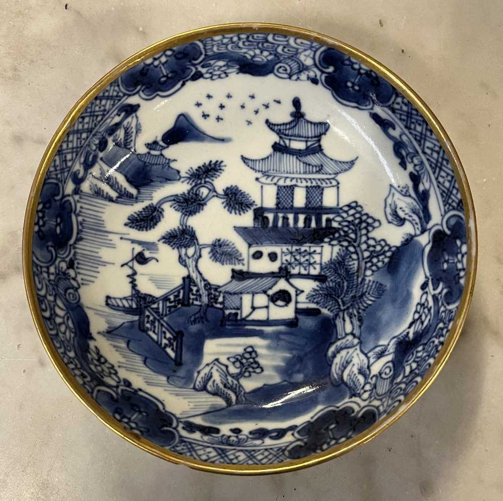 Group of Chinese porcelain wares including a late 18th Century blue and white dish, 18th Century - Image 13 of 16