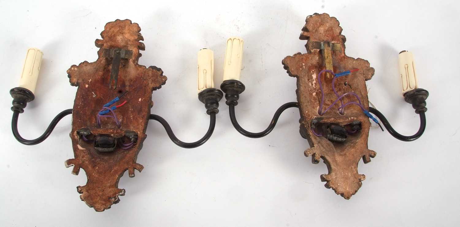 A pair of early 20th Century wall lights with central polychrome panel decorated with a Chinese - Bild 7 aus 9