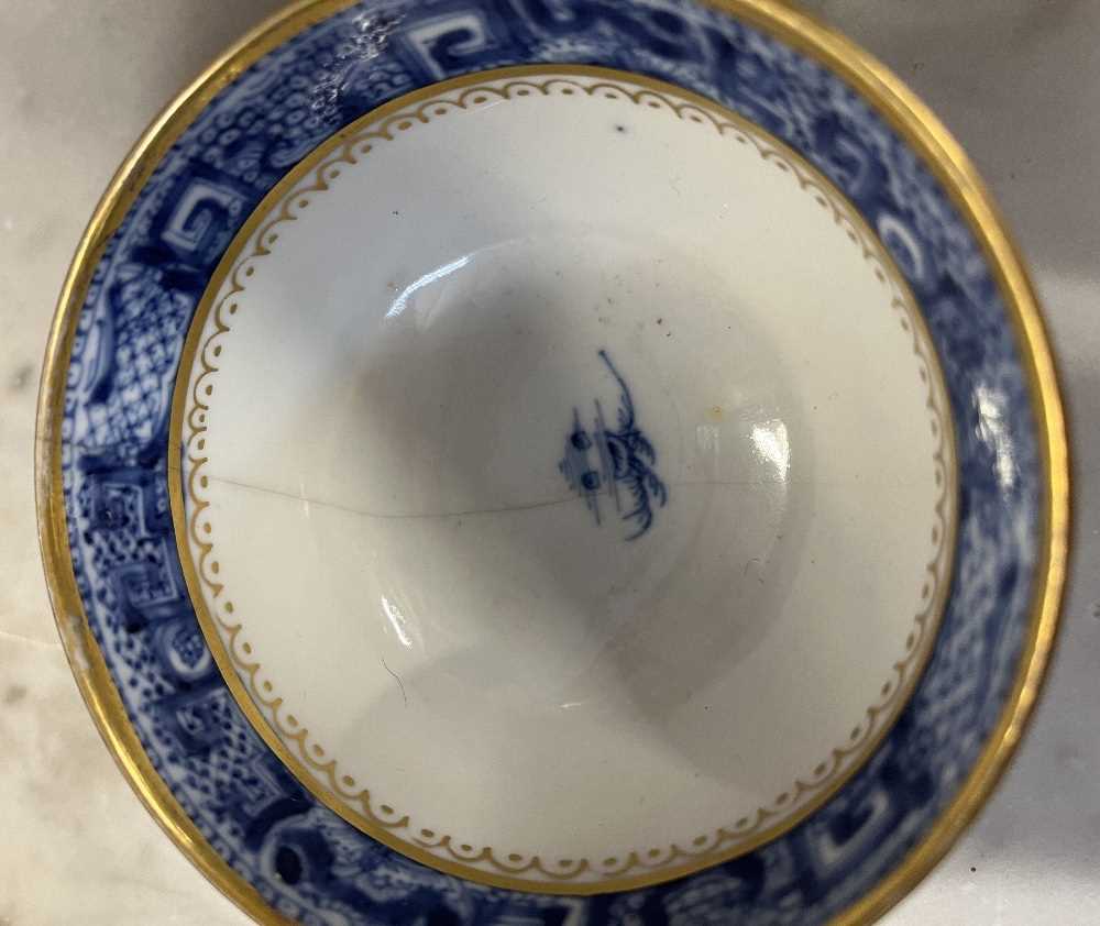 Group of Chinese porcelain wares including a late 18th Century blue and white dish, 18th Century - Image 10 of 16