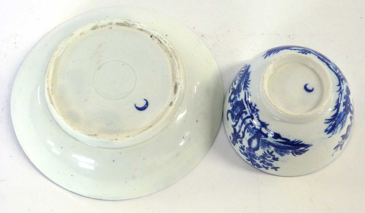 An 18th Century Worcester porcelain tea bowl and saucer decorated in underglaze blue with the mother - Image 4 of 4