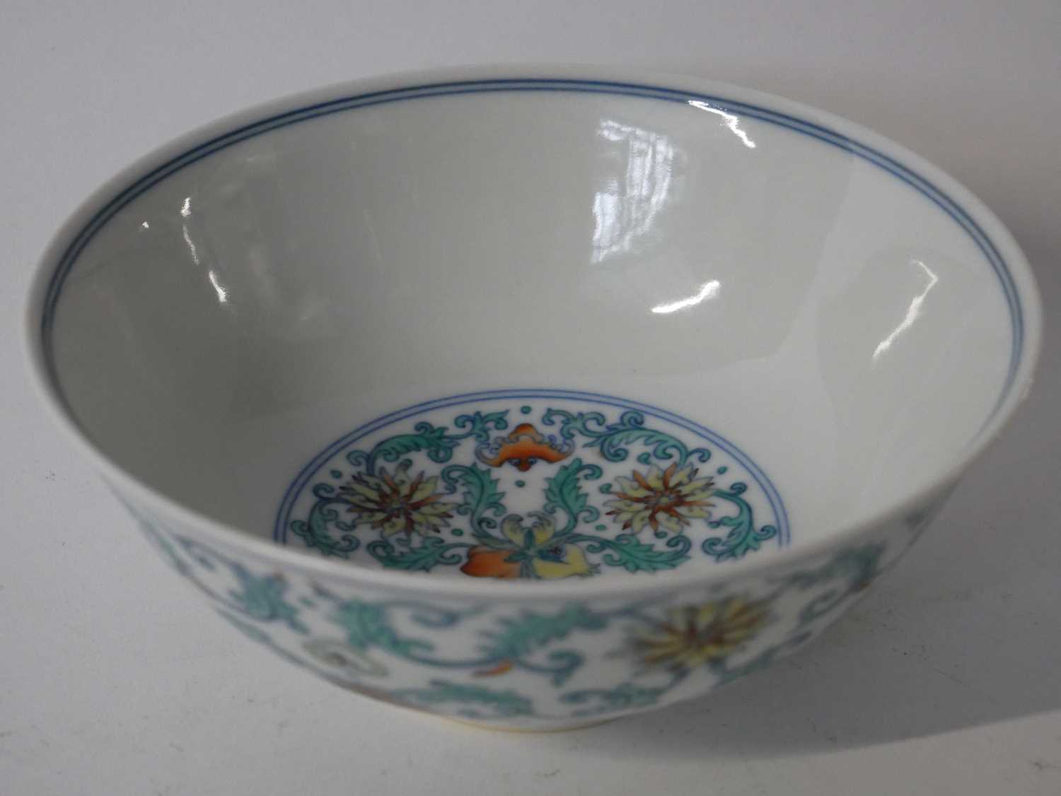 A Chinese Wucai bowl with flowerheads amongst scrolling foliage Apocryphal Qianlong mark to base - Image 17 of 20