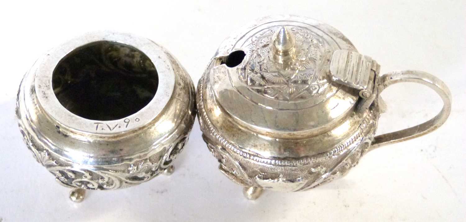 Antique 19th Century Indian silver condiment set featuring mustard pot and salt decorated in cutch - Bild 3 aus 4