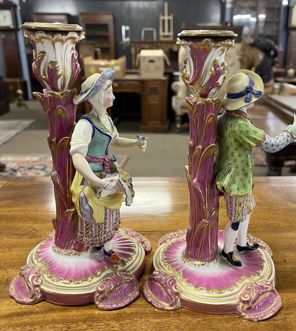 Pair of continental porcelain Minton style candlesticks modelled as fruit and flower sellers, 24cm - Bild 6 aus 13